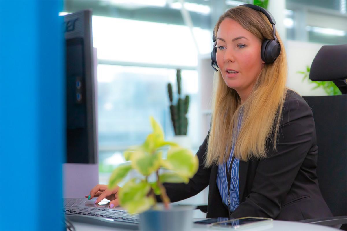 Outsourcad kundtjänst 9 Ulkoistettu asiakaspalvelija palvelee asiakkaita monikanavaisesti
